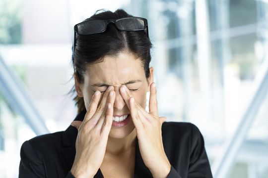Kvinne lider av øyenbesvær fra pollenallergi